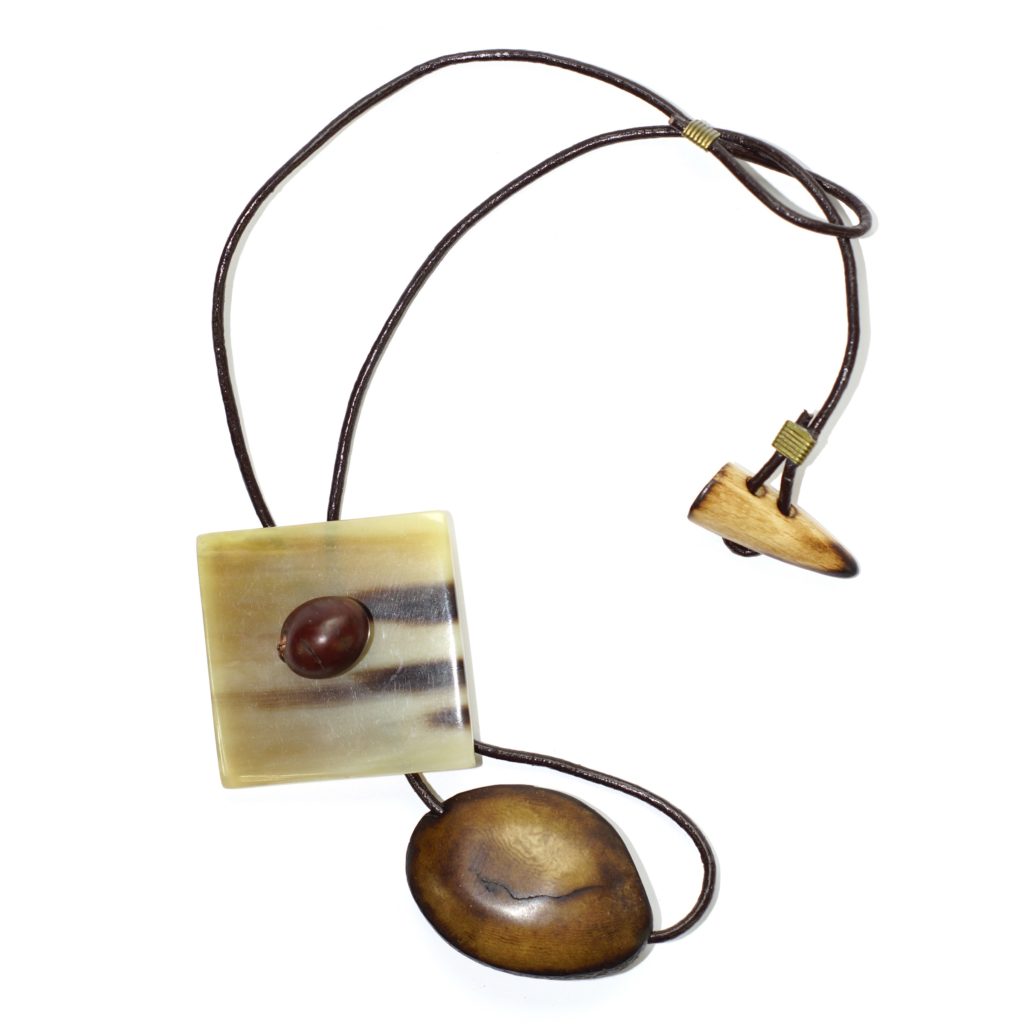 perle tagua, bouton en corne, fil cuir